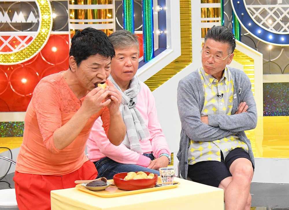 ＭＢＳテレビ「痛快！明石家電視台」で人気のお菓子を試食する（左から）松尾伴内、村上ショージ、間寛平