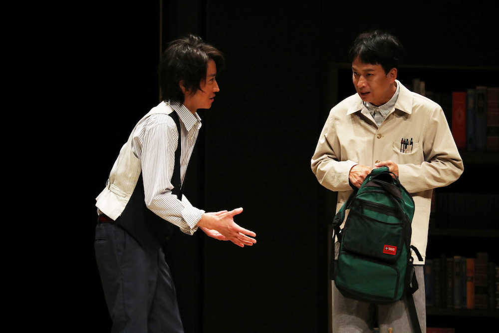 舞台「レインマン」の最終舞台稽古を行った藤原竜也（左）と椎名桔平