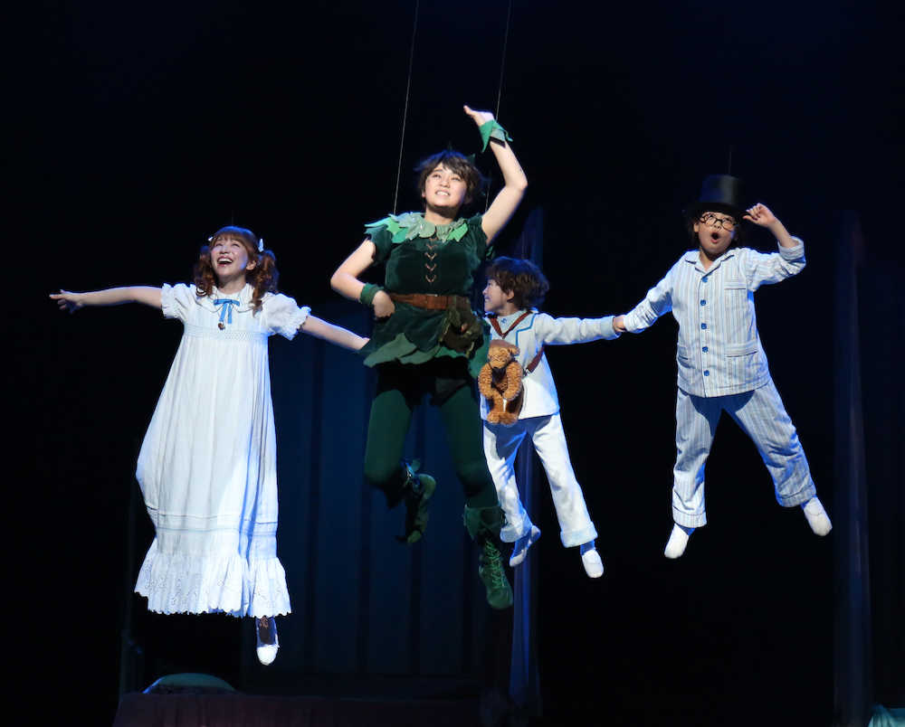 ステージ上を舞う（左から）河西智美、吉柳咲良、山田樺音、持田唯颯（撮影・井上徹）