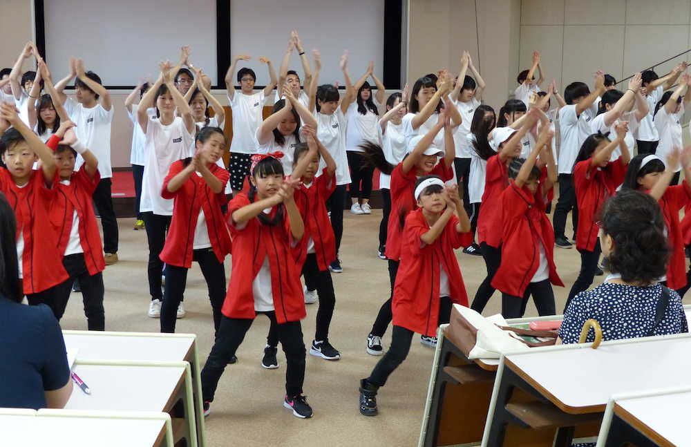 江戸川学園おおたかの森専門学校のオープンキャンパスで、キッズダンサーとともにダンスパフォーマンスを披露する生徒たち