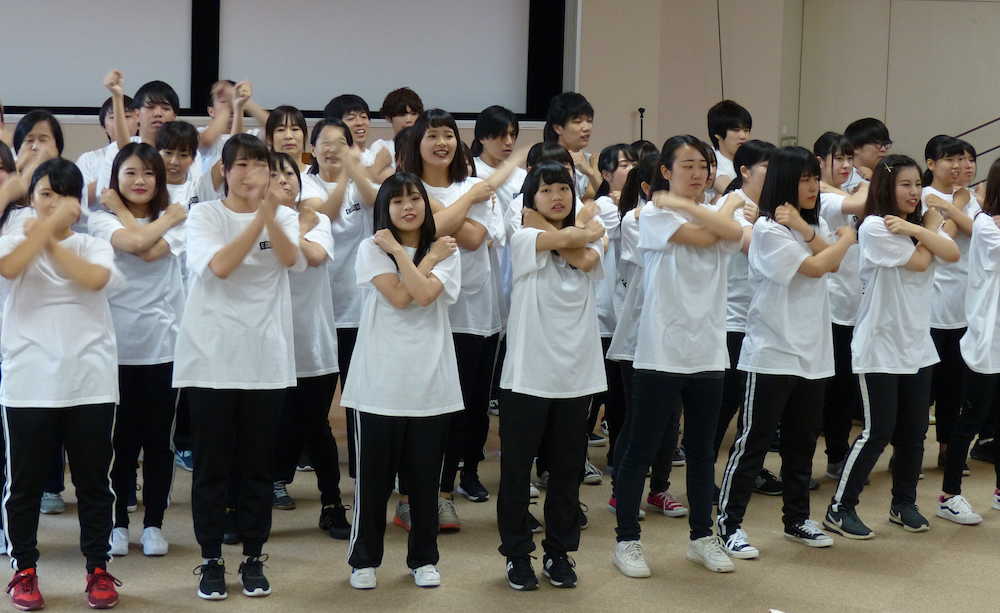 江戸川学園おおたかの森専門学校のオープンキャンパスで、ダンスパフォーマンスを披露する生徒たち