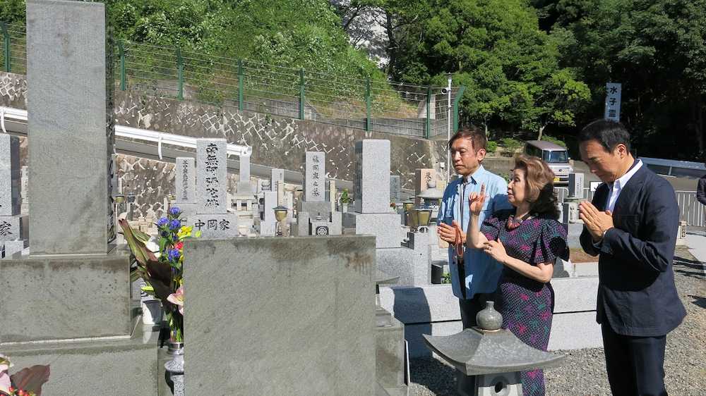 三橋美智也さんの墓参りをする（左から）林健二、大津美子、宮本隆治