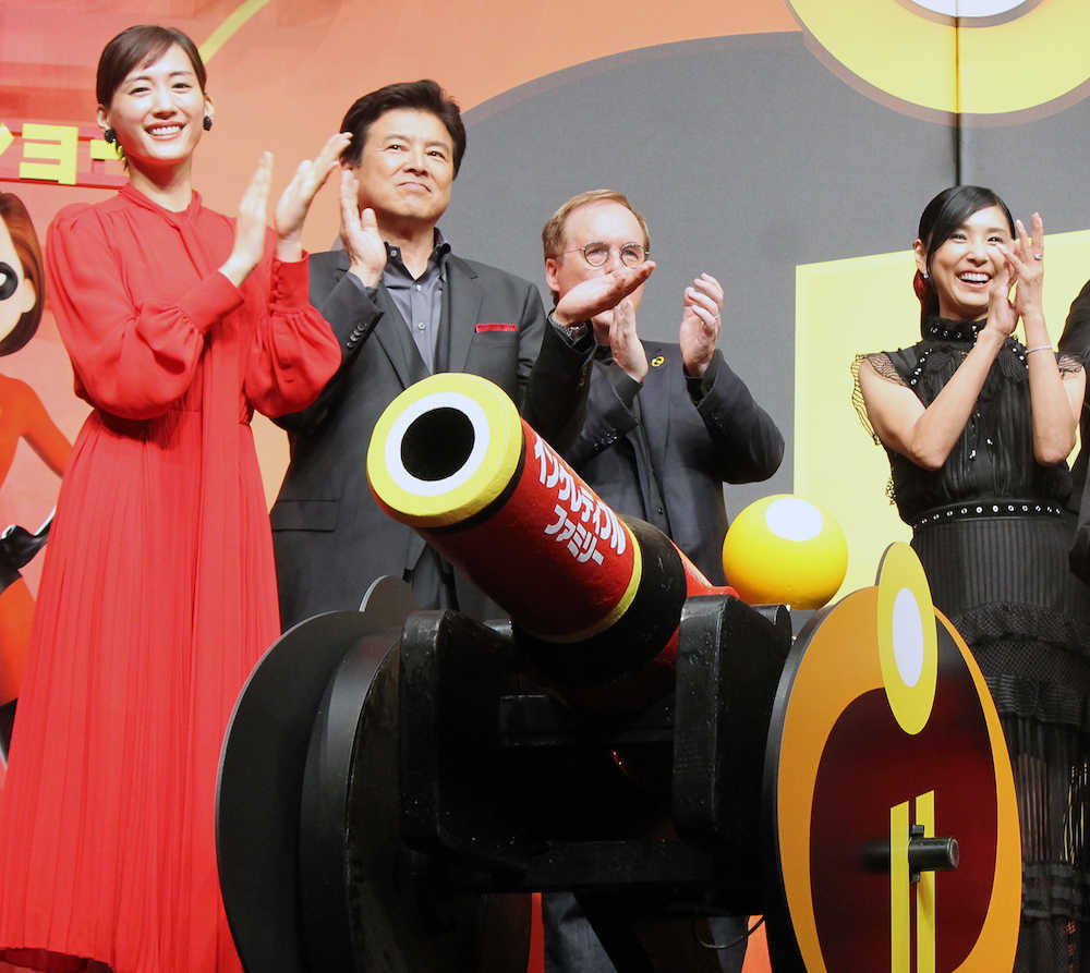 「ミスター・インクレディブル」ジャパンプレミアに出席した（左から）綾瀬はるか、三浦友和、ブラッド・バード監督、黒木瞳