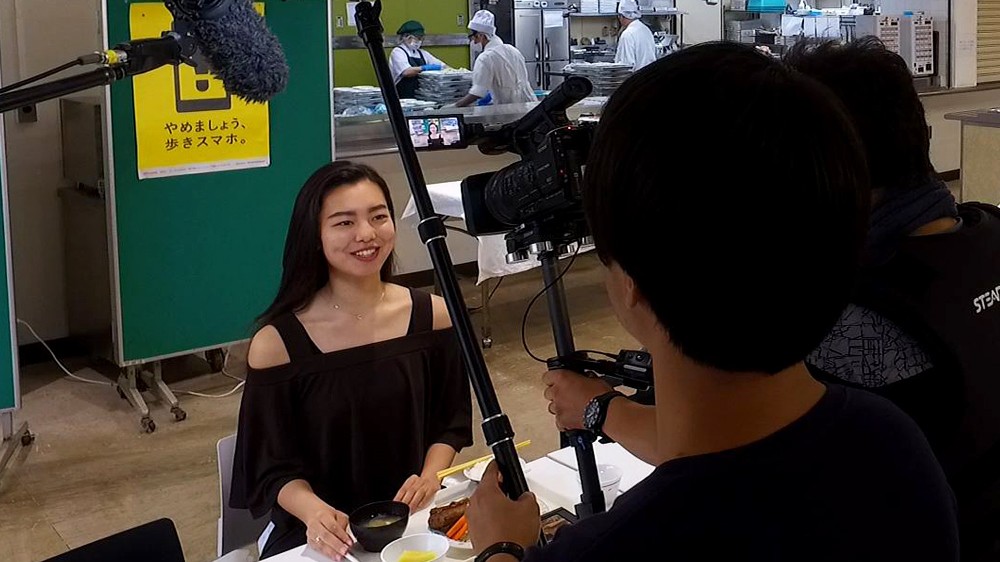 日本女子体育大学をＰＲする学生を撮影するロケの様子（Ｃ）テレビ東京