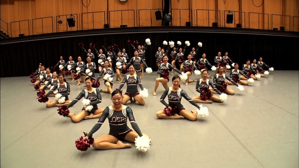 日本女子体育大学の学生たちが一糸乱れぬリアリーディングを披露する（Ｃ）テレビ東京