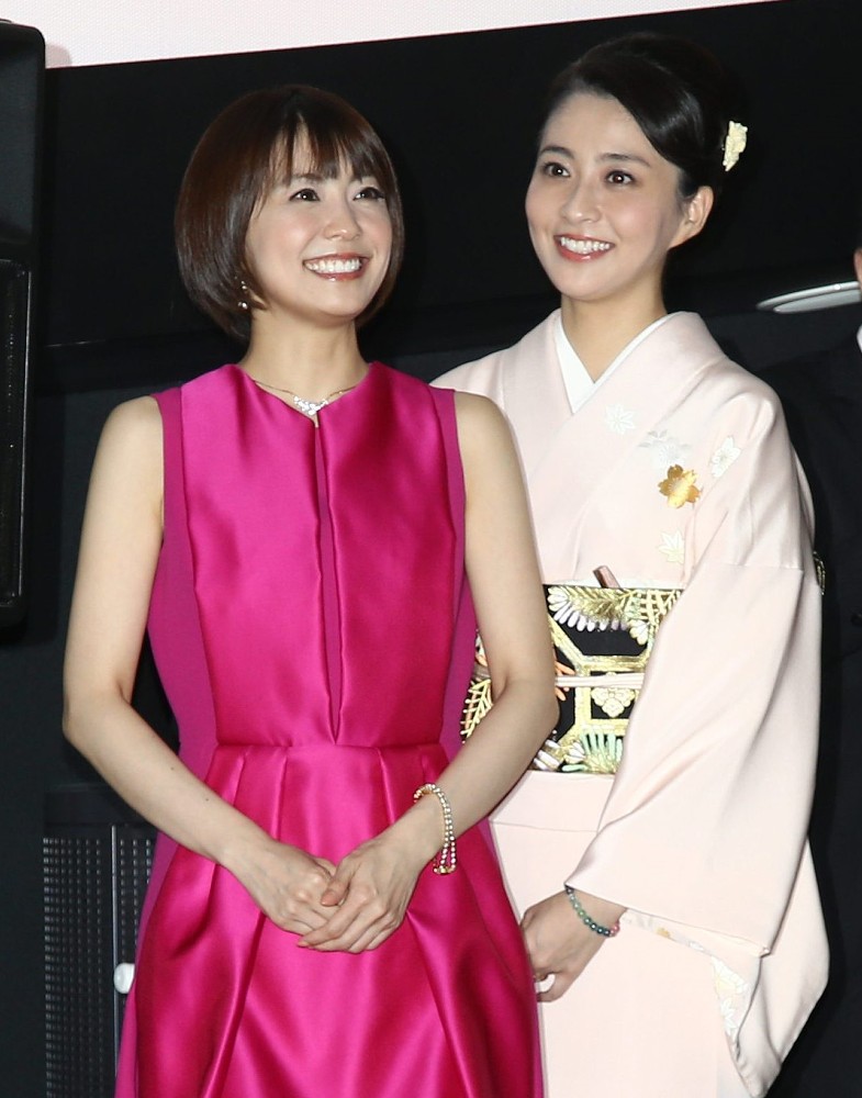 結婚を発表した小林麻耶（左）と妹の麻央さん