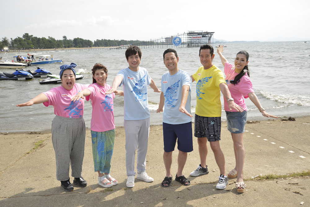 日本テレビ系「鳥人間コンテスト２０１８」の収録に参加した（左から）ゆりやんレトリィバァ、吉田沙保里、羽鳥慎一、東野幸治、山下真司、アンミカ