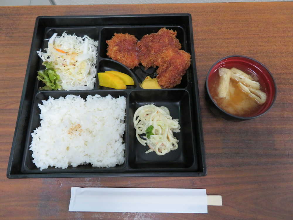 藤井聡太七段が昼食に頼んだ「イレブン」のサービスランチ（一口ヘレカツ）