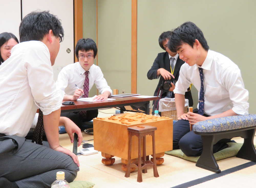 関西将棋会館で行われた新人王戦３回戦で八代弥六段（左）を破り、８強入りを決めて笑顔を浮かべる藤井聡太七段（右）