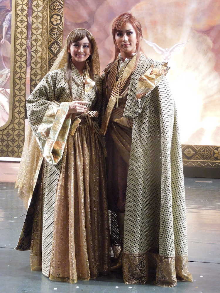 ２度目の新人公演主演を果たした宝塚歌劇団・花組の聖乃あすか（右）と初ヒロインだった舞空瞳