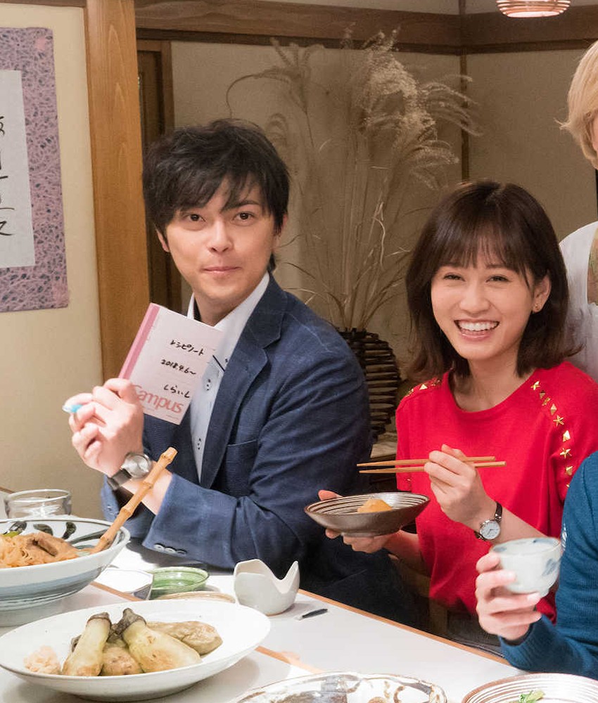 今年１〜２月に撮影した映画「食べる女」（９月２１日公開）のメーキングカットで笑顔を見せる（左から）勝地涼と前田敦子