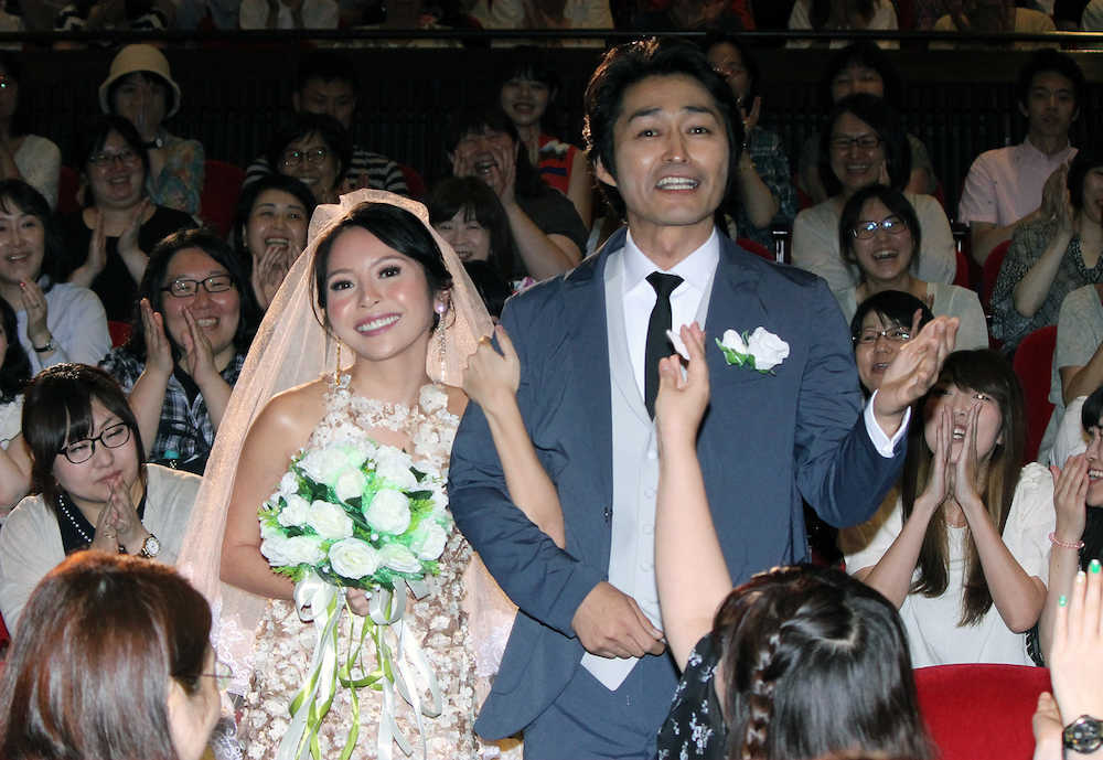 映画「愛しのアイリーン」の完成披露試写会で、ヒロインのナッツ・シトイとバージンロードを歩く主演の安田顕