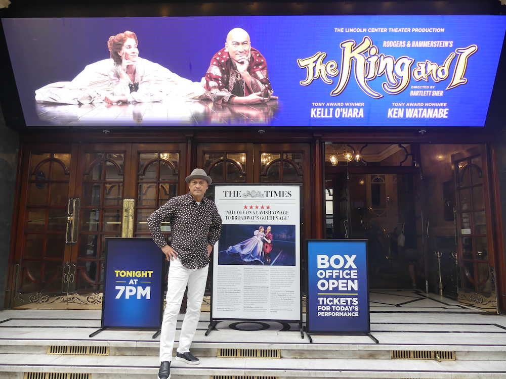 ミュージカル「王様と私」が上演されているロンドン・パラディウムの前に立つ渡辺謙