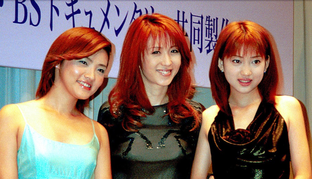 「プラトニック・セックス」製作発表会に出席した（左から）星野真里、飯島愛さん、加賀美早紀
