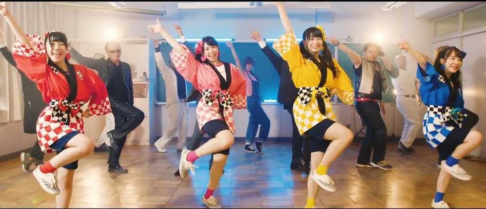 新曲「イキコミ大突破」のミュージックビデオを公開したアイドルグループ「さきどり発進局」のメンバー