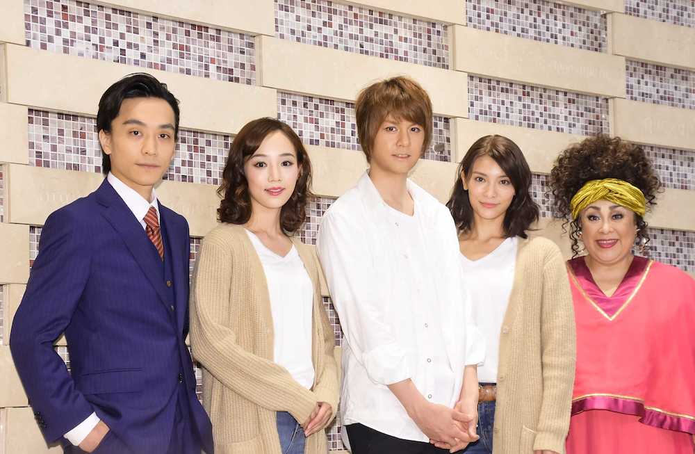 ミュージカル「ゴースト」会見に出席した（左から）平間壮一、咲妃みゆ、浦井健治、秋元才加、森公美子