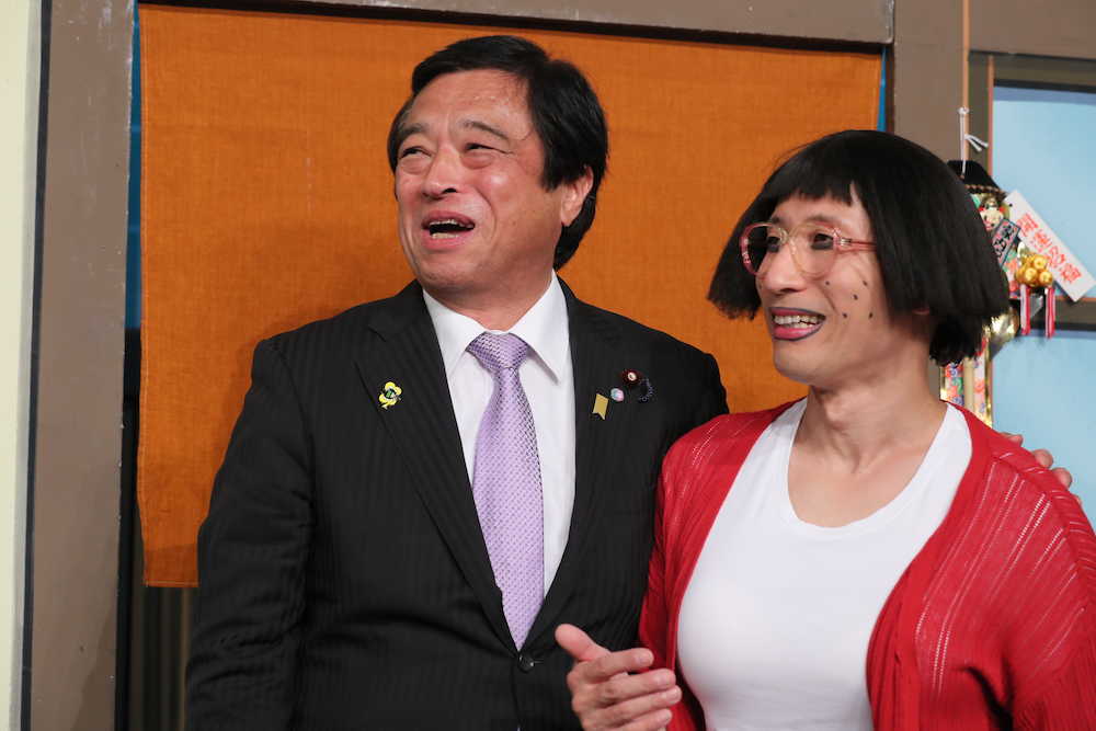 福井照消費者行政担当相（左）とともに消費者ホットライン「１８８（いやや！）」をＰＲする吉本新喜劇興行を札幌市内で行った座長のすっちー