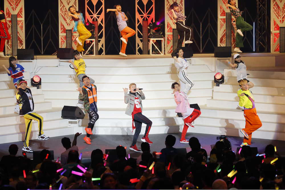 ハロー！プロジェクトの東京公演にサプライズ出演したＤＡ　ＰＵＭＰ（前列左から）ＴＯＭＯ、Ｕ―ＹＥＡＨ、ＩＳＳＡ、ＤＡＩＣＨＩ、ＫＩＭＩはハロプロ研修生とともに「Ｕ．Ｓ．Ａ」を熱唱