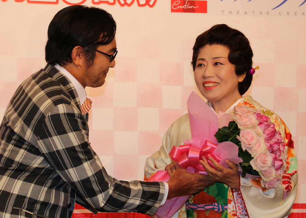 舞台「おもろい女」製作発表で、共演者の渡辺いっけい（左）から花束を贈られる藤山直美