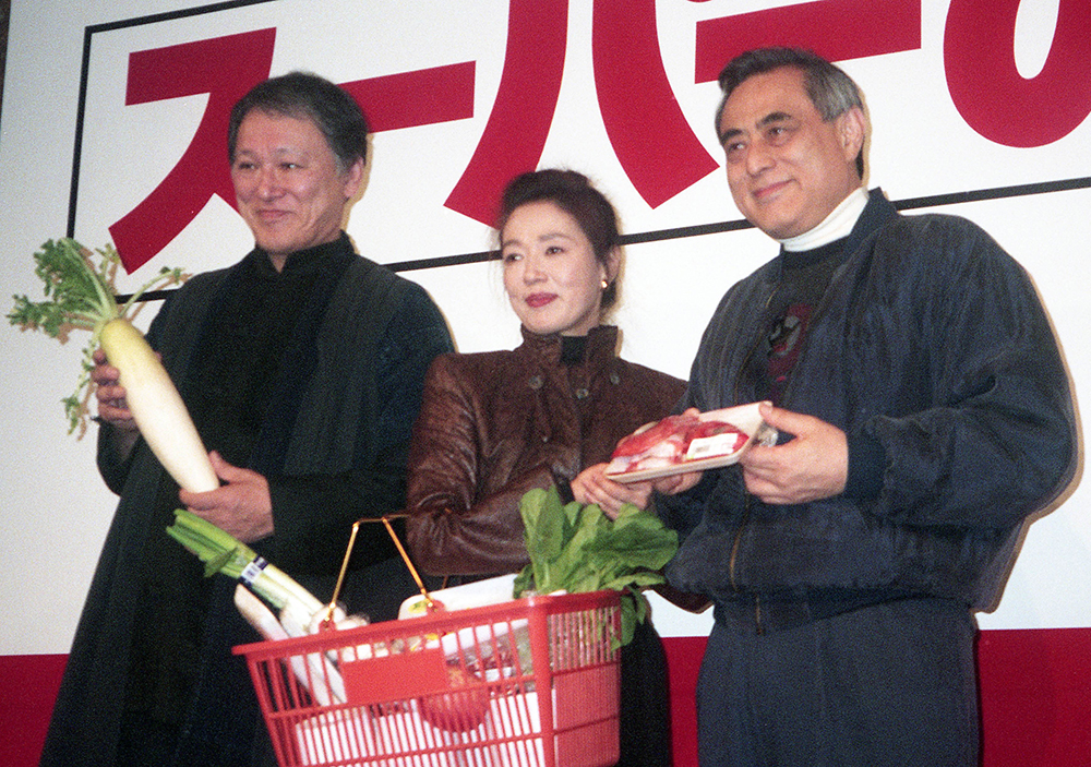 ９５年、「スーパーの女」製作発表に出席した（左から）伊丹十三さん、宮本信子、津川雅彦さん