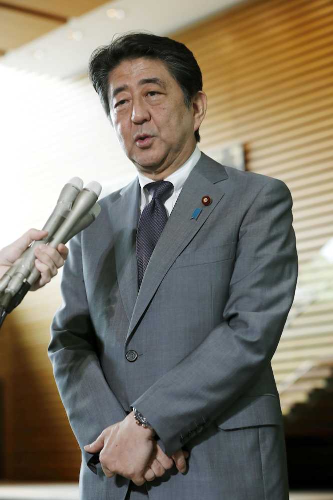 俳優の津川雅彦さんの死去について、記者団に語る安倍首相