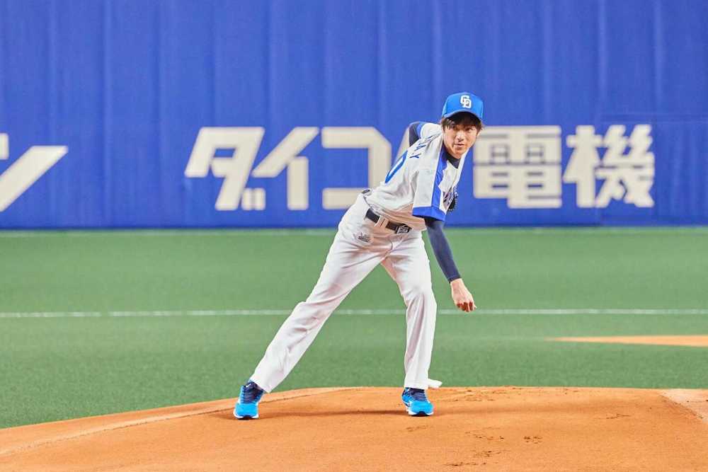 【画像・写真】父の背番号３０を背負い始球式に臨んだ山田裕貴