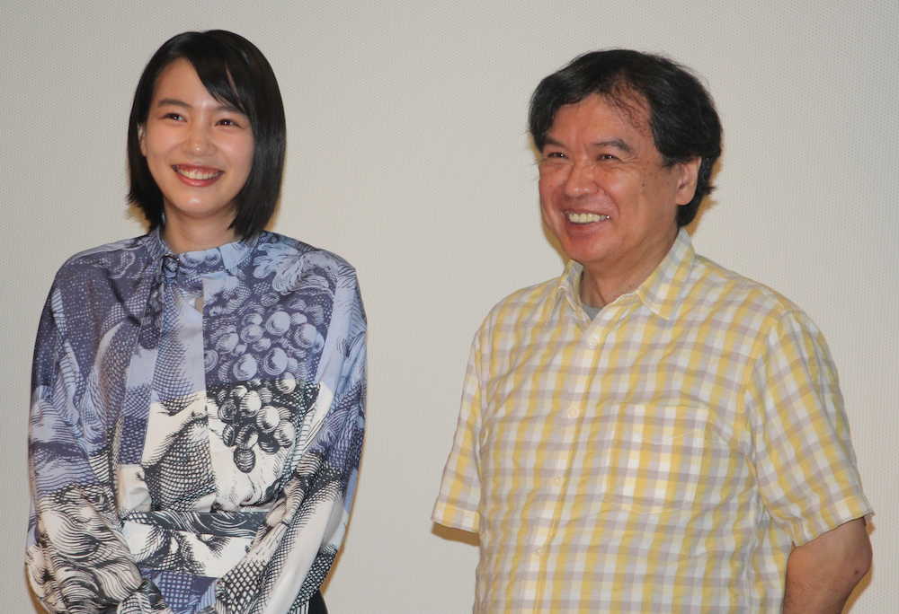 映画「この世界の片隅に」再上映舞台あいさつに登場した（左から）のん、片渕須直監督