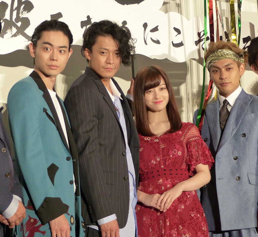 映画「銀魂２」の初日舞台あいさつを行った（左から）菅田将暉、小栗旬、橋本環奈、柳楽優弥