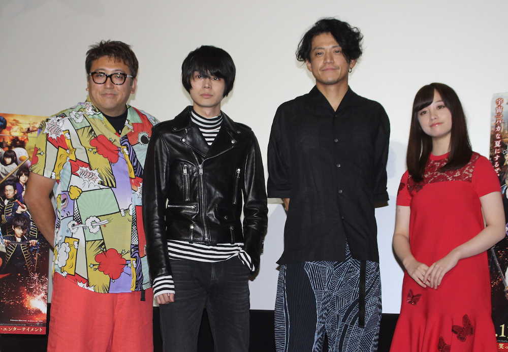 大阪市内で舞台あいさつした（左から）福田雄一監督、菅田将暉、小栗旬、橋本環奈