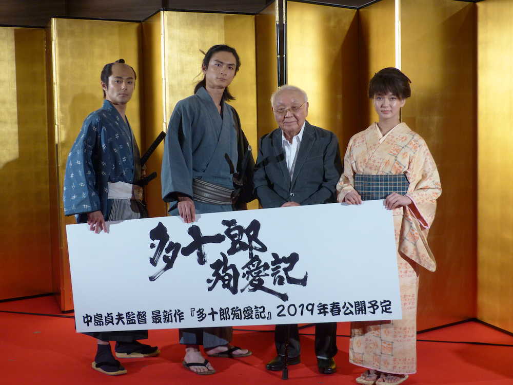 映画「多十郎殉愛記」の製作発表会見に登場した（左から）木村了、高良健吾、中島貞夫監督、多部未華子