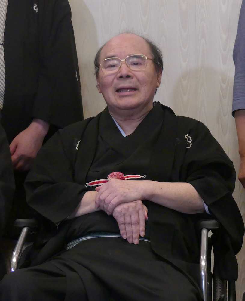 【画像・写真】林家こん平　車椅子でイベントに出席　体調「だいぶ良くなりました」「１、２、３、ちゃら〜ん」も披露