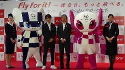 東京五輪・パラリンピックが行われる２０２０年に向けたＪＡＬの新プロジェクト発表会見に出席した嵐の櫻井翔（中央左）