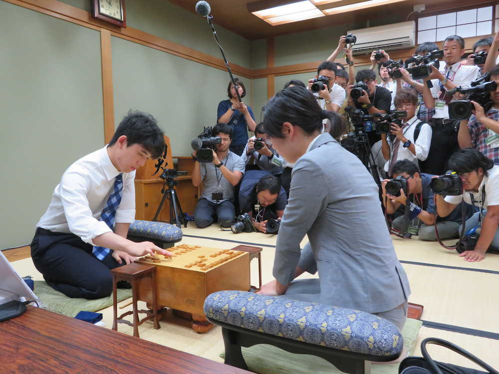 【画像・写真】藤井聡太七段、里見香奈女流四冠と激突　“黄金カード”に約５０人の報道陣