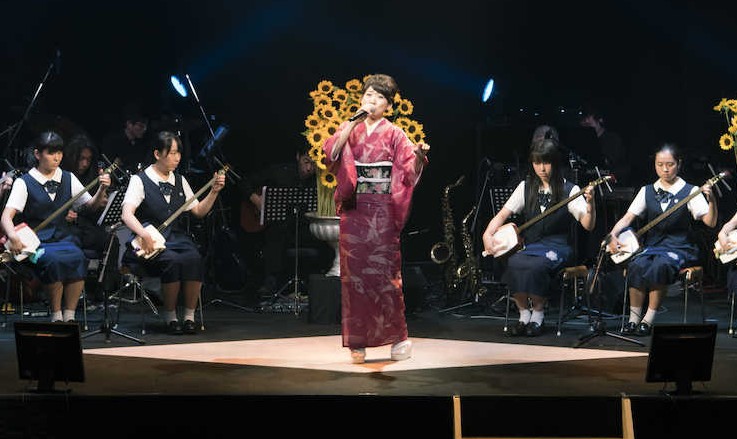 デビュー１５周年公演を行った森山愛子。高校生らが弾く三味線とコラボレーション