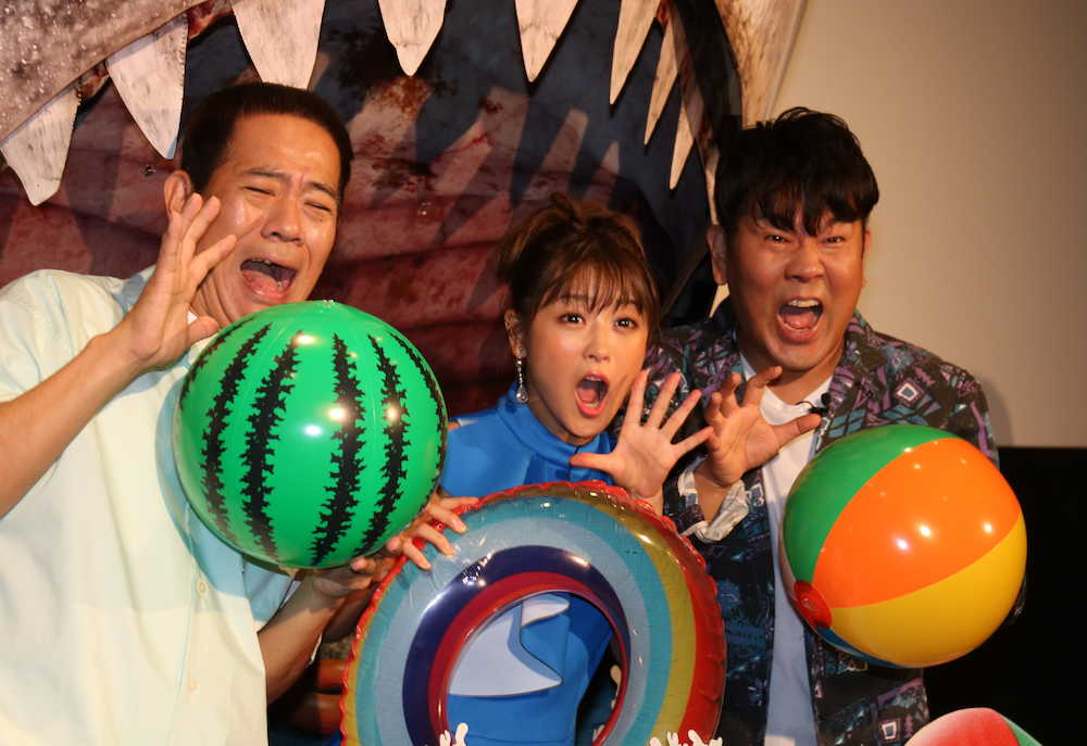 米映画「ＭＥＧザ・モンスター」公開直前イベントに登場した（左から）原西孝幸、鈴木奈々、藤本敏史