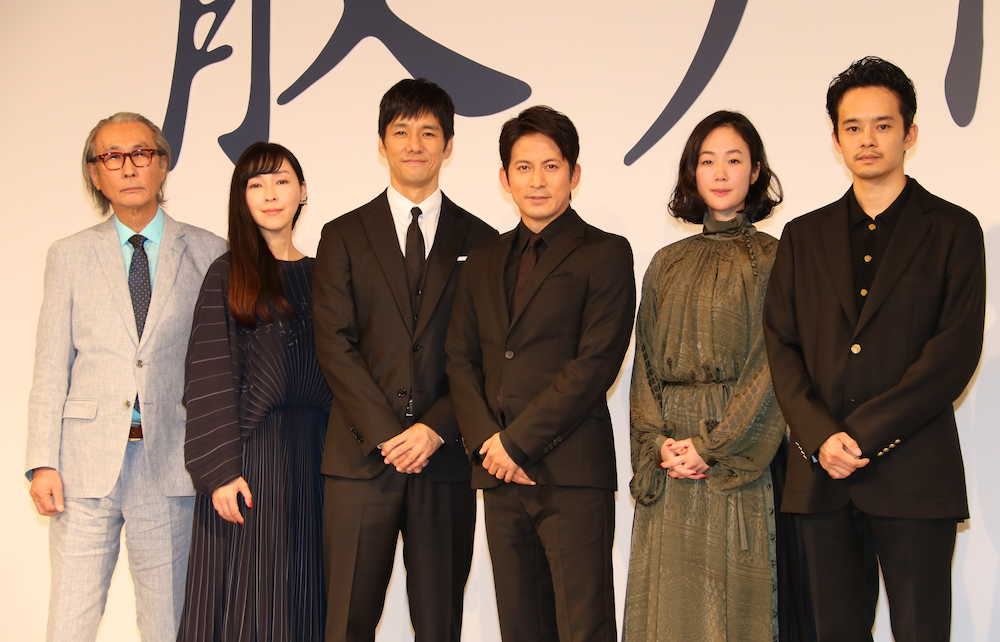 映画「散り椿」完成報告会見に登場した（左から）木村大作監督、麻生久美子、西島秀俊、岡田准一、黒木華、池松壮亮