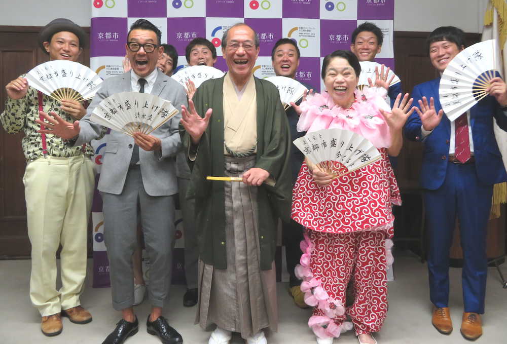 「京都市盛り上げ隊」の一員として、京都市役所に門川大作市長（前列中央）を表敬訪問した今くるよ（同右）清水圭（同左）ら