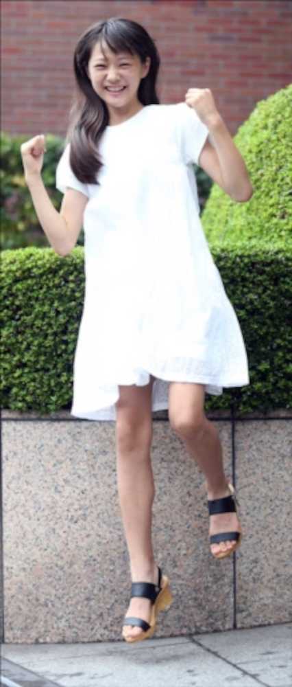 【画像・写真】笑顔でジャンプする（撮影・久冨木　修）　