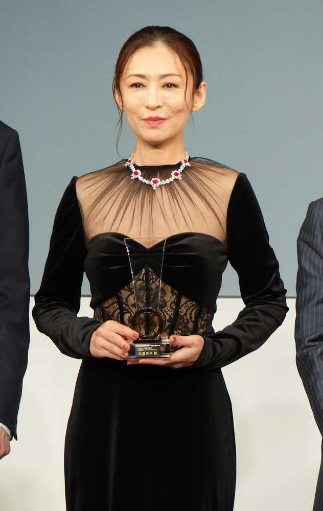 ジュエリー業界が選ぶ「第６回ウーマンオブザイヤー」の表彰式で３億４５６万円の豪華ネックレスを身に付け登場した松雪泰子