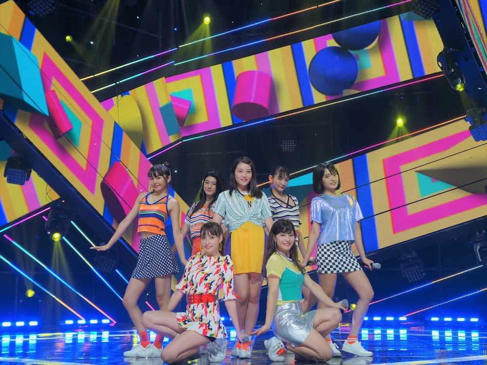 韓国の大人気音楽番組「ＳＨＯＷ　ＣＨＡＭＰＩＯＮ」に日本人女性アーティストとして初めて出演したチューニングキャンディー（前列左から）ＬＩＬＩ、ソフィー（後列左から）千夏、琴音、ゆうり、愛子、優美香