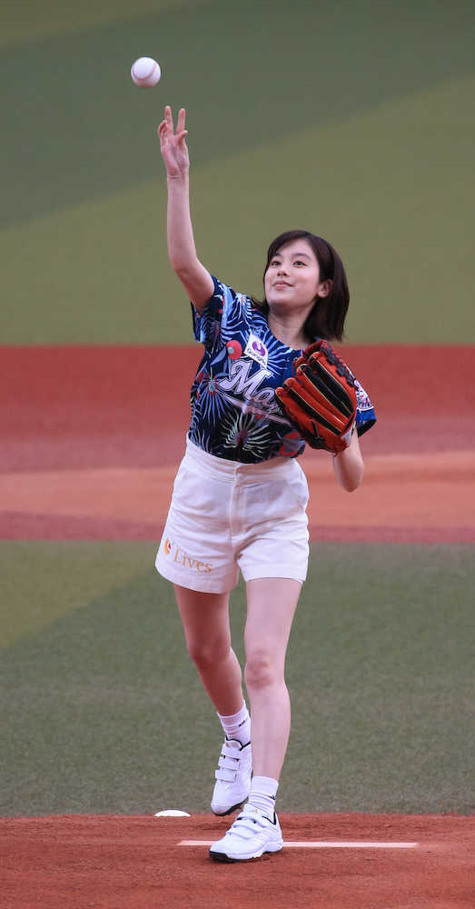 【画像・写真】＜ロ・日＞ファーストピッチセレモニーに登場した筧美和子（撮影・森沢裕）