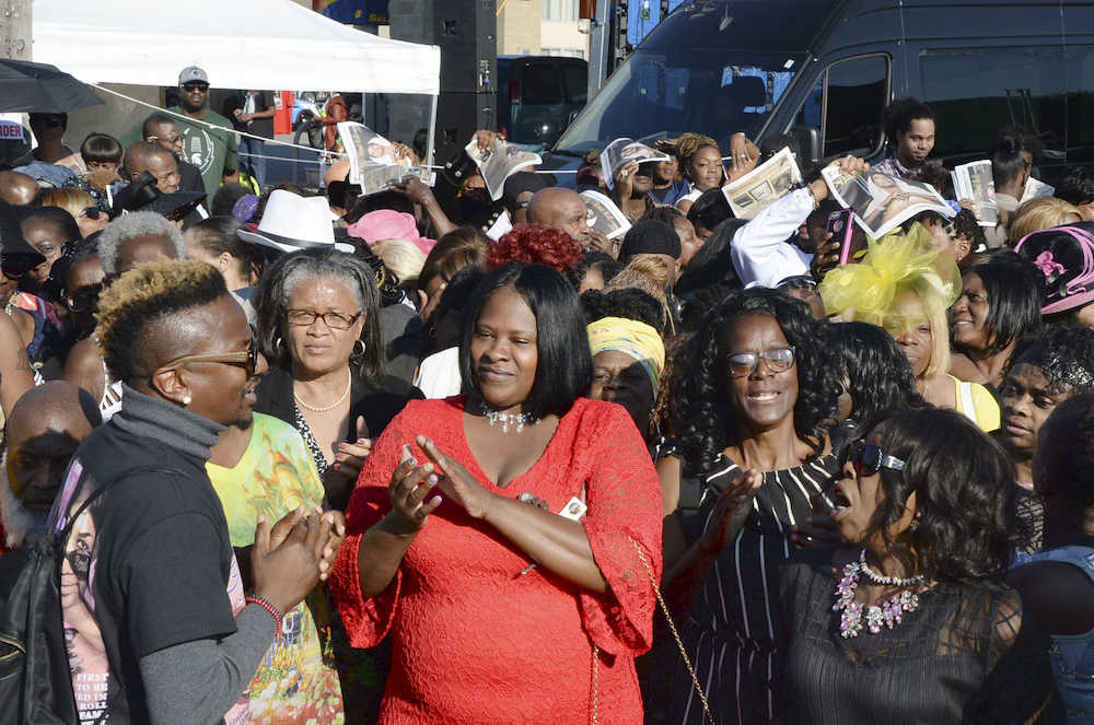 　アレサ・フランクリンさんの葬儀に参列するため教会近くに並ぶ大勢のファンら＝３１日、米デトロイト