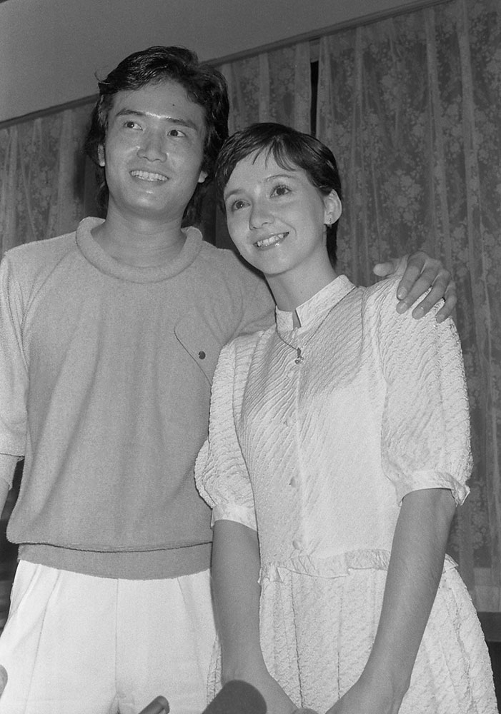 １９８０年、結婚発表をする三浦浩一と純アリス