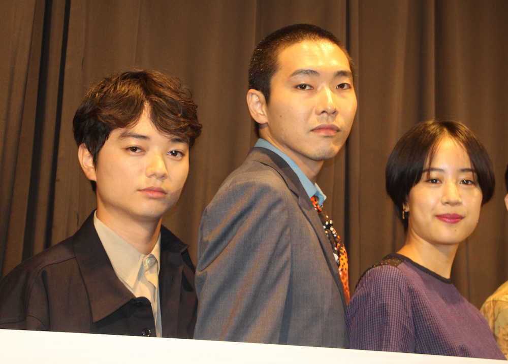 映画「きみの鳥はうたえる」初日舞台あいさつに登壇した（左から）染谷将太、柄本佑、石橋静河