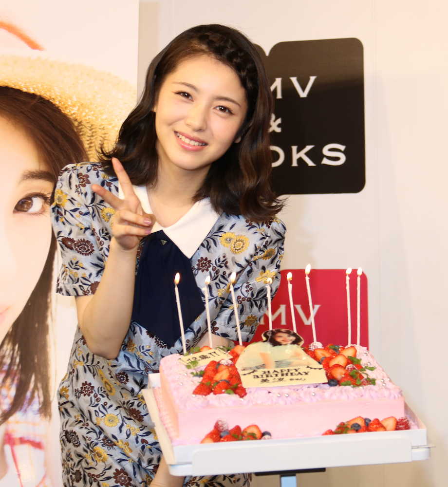 「浜辺美波２０１９カレンダーブック」発売記念イベントでサプライズのケーキに笑顔を見せる浜辺美波