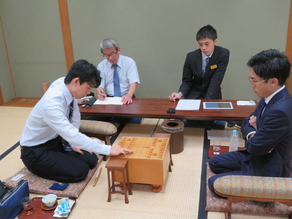 棋王戦本戦の挑戦者決定トーナメント２回戦の藤井聡太七段（左）と菅井竜也王位