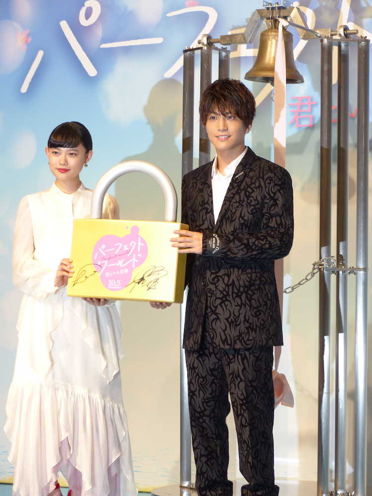 【画像・写真】岩田剛典＆杉咲花　Ｗ主演映画完成披露、鐘鳴らしてヒット祈願