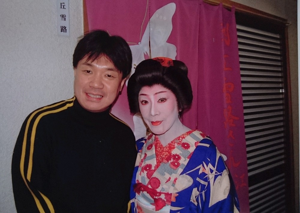 ２００１年１２月７日、名古屋・御園座の楽屋で初めて朝丘雪路さんにお目にかかりました