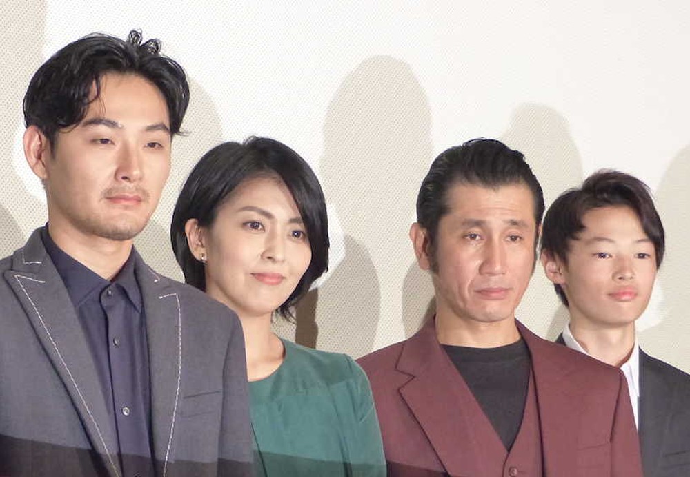 （左から）松田龍平、松たか子、渋川清彦、窪塚愛流