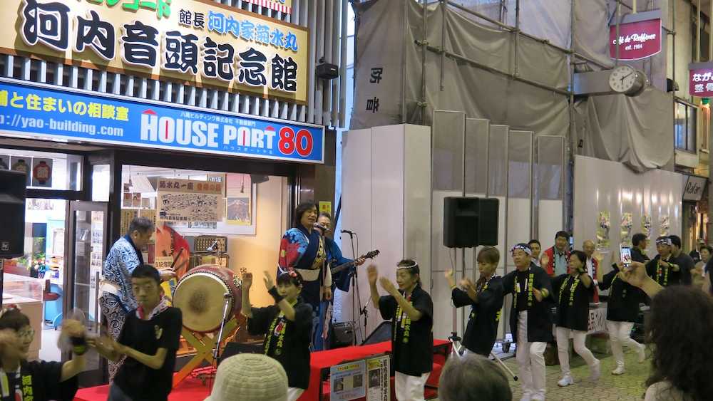 平成最後の「河内音頭踊り納めの盆踊り大会」で熱唱する河内家菊水丸（中央壇上）